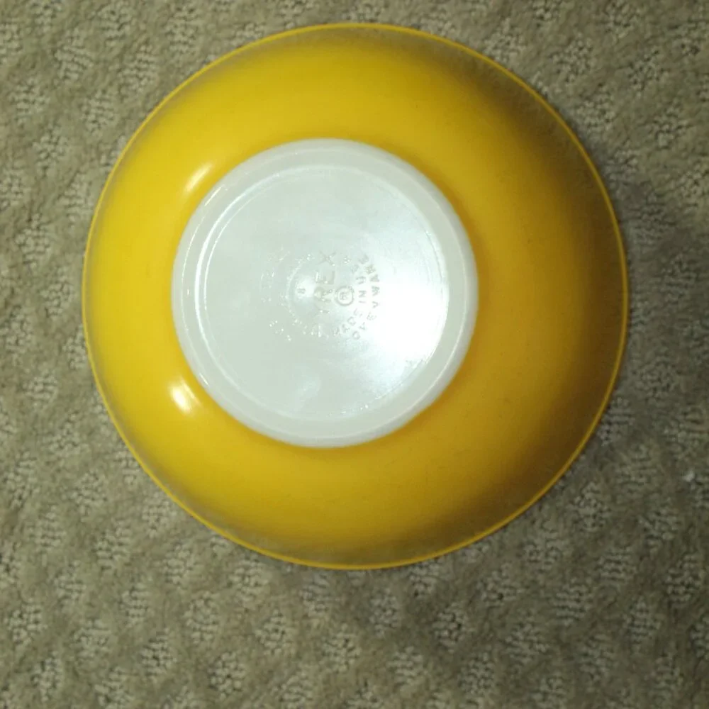 Vintage PYREX Bright Yellow Mixing Nesting Bowl 403 2 1/2 Qt from 50’s  Pristine